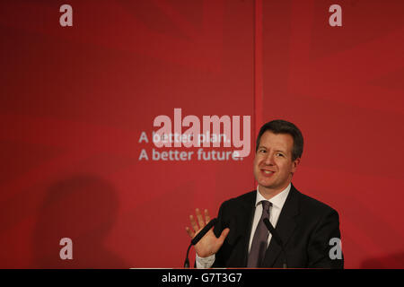 Shadow Chief Secretary to the Treasury Chris Leslie at the Tetley Gallery a Leeds, dove il Labor ha lanciato la sua campagna per le elezioni locali di maggio, che aveva in programma di dare a città e città di tutta l'Inghilterra poteri in stile londinese per regolare i trasporti pubblici. Foto Stock