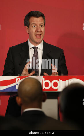 Shadow Chief Secretary to the Treasury Chris Leslie at the Tetley Gallery a Leeds, dove il Labor ha lanciato la sua campagna per le elezioni locali di maggio, che aveva in programma di dare a città e città di tutta l'Inghilterra poteri in stile londinese per regolare i trasporti pubblici. Foto Stock