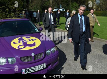 Nigel Farage, leader dell'UKIP, parte dopo aver pronunciato un discorso sulla difesa ai sostenitori del partito a Himley Hall, vicino a Dudley nelle West Midlands. Foto Stock