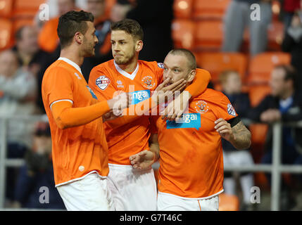 Jamie o'Hara di Blackpool (a destra) celebra il suo punteggio con la squadra Il compagno Andrea Orlandi (al centro) e Gary Madine (a sinistra) durante il Gioco contro la lettura Foto Stock