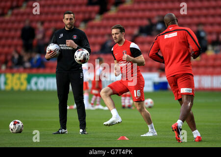 Calcio - Sky Bet Championship - Charlton Athletic v Fulham - The Valley. Charlton Athletic's Rhoys Wiggins (centro) e responsabile della Sports Science Laurence Bloom durante il riscaldamento Foto Stock