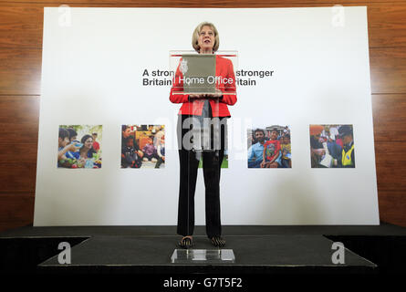 Il Segretario agli interni Theresa May ha tenuto un discorso sulla lotta all’estremismo, presso la RCIS, nel centro di Londra. Foto Stock