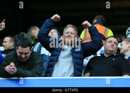 Calcio - Barclays Premier League - Queens Park Rangers / Everton - Loftus Road. I fan di Everton si acclamano al loro fianco nei supporti Foto Stock