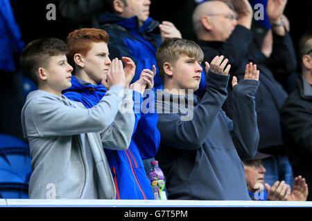 Calcio - Barclays Premier League - Queens Park Rangers / Everton - Loftus Road. I fan di Everton si acclamano al loro fianco nei supporti Foto Stock