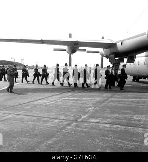 Sotto l'ala di un comando di trasporto dell'aeronautica reale Argosy, la prima forza di polizia volante della Gran Bretagna, si scagliò al passo prima di lasciare RAF Northolt, Middlesex, per Lydd, Kent. I poliziotti, 69 dei quali della forza metropolitana, erano in rotta per Hastings dopo sporadici focolai di guai. MODS e Rockers erano discese in città. Foto Stock