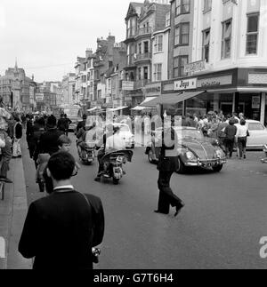 Una forte presenza di polizia a Hastings, Sussex, dopo sporadici focolai di guai. Mods e Rockers scesero in città, per lo più da scooter e moto, ma alcuni anche in treno. La polizia supplementare, 69 volati dalla forza metropolitana, è stata sforzata ad Hastings. Foto Stock