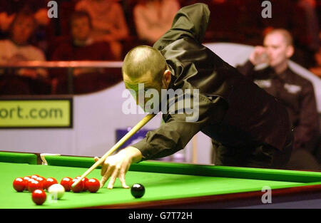 Snooker - The Masters 2005 - secondo turno - Ronnie o'Sullivan v Graeme Dott - Wembley Conference Center. Ronnie o'Sullivan. Foto Stock