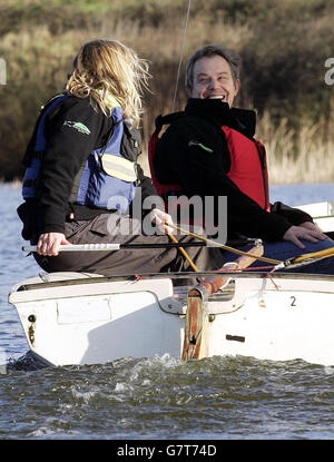 Il primo ministro britannico Tony Blair sorride mentre naviga con Charlie Bone su un gommone Wayfarer. Foto Stock