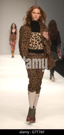 London Fashion Week autunno/inverno 2005/06 - Eley Kishimoto - BFC Tent Battersea Park. Un modello sulla pedana. Foto Stock