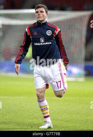 Il scozzese Andrew Robertson si riscalda per l'International friendly a Hampden Park, Glasgow. PREMERE ASSOCIAZIONE foto. Data immagine: Mercoledì 25 marzo 2015. Scopri la storia di calcio della Pennsylvania Scotland. Il credito fotografico dovrebbe essere: Kirk o'Rourke/PA Wire. RESTRIZIONI: L'uso è soggetto a limitazioni. Uso commerciale solo previo consenso scritto della fa scozzese. Foto Stock