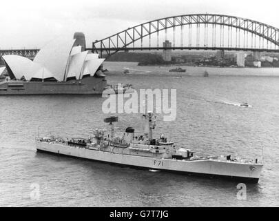 HMS Scylla, una delle navi dell'attuale spiegamento del Gruppo in un'assenza di dieci mesi dalle coste britanniche, durante la sua visita alla Royal Island, Sydney, che si trova a pochi passi dal famoso ponte del porto e dall'Opera House. Con visite in Africa, Golfo, Singapore, Hong Kong, Indonesia e Nuova Zelanda alle loro spalle, lo Squadrone è previsto a casa a novembre. Foto Stock