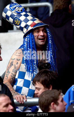 Calcio - fa Cup - Southampton / Portsmouth - St Mary's. John 'Portsmouth Football Club' Westwood un eccentrico fan di Portsmouth entra nello spirito del gioco Foto Stock