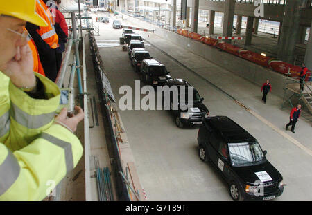 Gli appaltatori osservano che i delegati del CIO sono guidati da Land Rover attraverso il Channel Tunnel Rail link (CTRL) da Stratford, Londra orientale, alla loro destinazione a St Pancras. Foto Stock