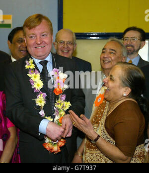 Il leader di Lib DEM Charles Kennedy incontra i membri dell'Indian Sports and Community Center a Burnage. Foto Stock