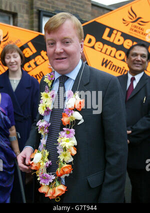 Il leader di Lib DEM Charles Kennedy incontra i membri dell'Indian Sports and Community Center a Burnage. Foto Stock