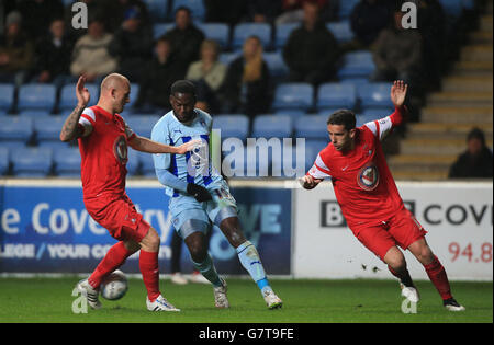 Calcio - Sky Bet League One - Coventry City / Leyton Orient - Ricoh Arena. Frank Nouble (a sinistra) e Mathieu Baudry di Leyton Orient combattono per la palla Foto Stock