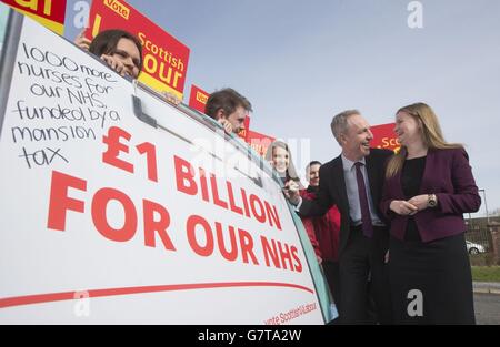 Il leader laburista scozzese Jim Murphy e il candidato del Dunbartonshire occidentale Gemma Doyle si impegnano ad investire &sterlina; 1 miliardo di euro in più nell'NHS durante una chiamata stampa al di fuori del Golden Jubilee National Hospital di Clydebank, Scozia. Foto Stock