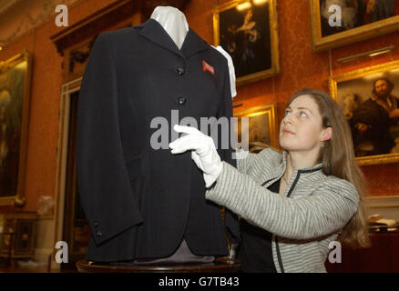 Sabrina Mackenzie della Royal Library prepara la giacca indossata dalla principessa Anne nelle Olimpiadi del 1976 come parte della squadra equestre come preparazione finale, prima della cena per la commissione di valutazione del Comitato Olimpico Internazionale (CIO). Foto Stock