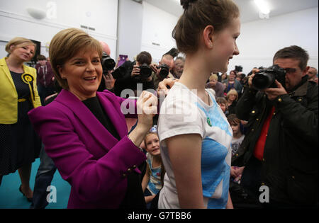 Il primo ministro Nicola Sturgeon firma un top indossato da Sam Davidson dopo aver tenuto un discorso che delucidava i piani della SNP per ridurre la povertà infantile, presso il Forestbank Community Center di Livingston. Foto Stock