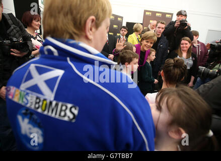 Il primo ministro Nicola Sturgeon si pone per le foto dopo aver tenuto un discorso che illustra i piani dell'SNP per ridurre la povertà infantile, presso il Forestbank Community Center di Livingston. Foto Stock
