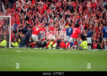 Calcio .... Littlewoods F.A.Cup Semifinale ... Chesterfield v Middlesbrough. l-r: Fabrizio Ravanelli celebra Gianluca Festa Goal per Middlesbrough insieme ad Emerson Foto Stock