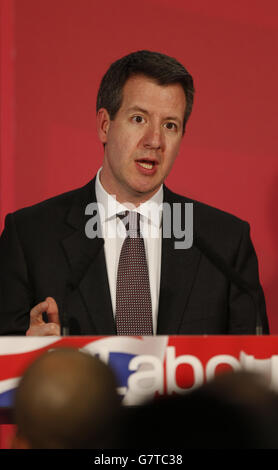 Shadow Chief Secretary to the Treasury Chris Leslie at the Tetley Gallery a Leeds, dove il Labor ha lanciato la sua campagna per le elezioni locali di maggio, che aveva in programma di dare a città e città di tutta l'Inghilterra poteri in stile londinese per regolare i trasporti pubblici. Foto Stock