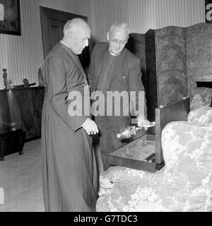 Stephen F. Bayne (r), Amministratore Esecutivo Anglicano, presenta a Lambeth Palace, Londra, un bel crosier d'argento all'arcivescovo di Canterbury, il Dr. Geoffrey Fisher, in dono, in occasione del suo prossimo pensionamento, dai 33 vescovi e arcivescovi che sono i suoi compagni metropoliti della comunione Anglicana. Il crosier, o pastore, è il caratteristico emblema di un ufficio vescovile, da lui portato in processione o come partecipa al culto e alla vita della chiesa. Foto Stock