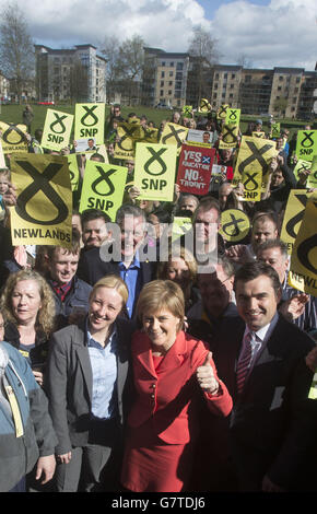 Primo Ministro Nicola Sturgeon con Mhairi Black (sinistra del primo Ministro) candidato per Paisley & Renfrewshire Sud e Gavin Newlands (destra del primo Ministro) candidato per Paisley & Renfrewshire Nord, sulla pista di campagna a Paisley, Scozia, in vista delle elezioni generali. Foto Stock