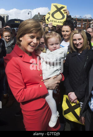 Il primo Ministro Nicola Sturgeon sul sentiero della campagna a Paisley, in Scozia, prima delle elezioni generali. Foto Stock