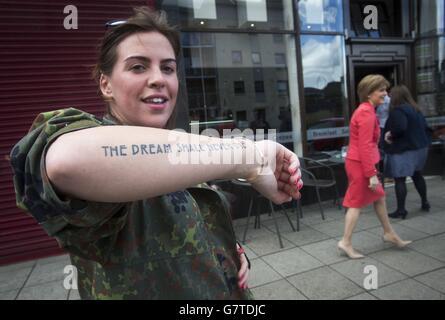 Un membro del pubblico mostra un tatuaggio che recita "il sogno non morirà mai", visto che il primo ministro Nicola Sturgeon è sulla pista di campagna a Paisley, in Scozia, prima delle elezioni generali. Foto Stock