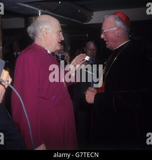 Michael Ramsey (l), Arcivescovo di Canterbury, ha parlato con il Cardinale Heenan, Arcivescovo cattolico di Westminster, quando hanno partecipato ad un lancio di una rivista al Savoy Hotel, Londra. La rivista si chiama 'Sunday'. Foto Stock