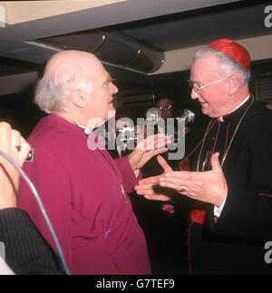 Michael Ramsey (l), Arcivescovo di Canterbury, ha parlato con il Cardinale Heenan, Arcivescovo cattolico di Westminster, quando hanno partecipato al lancio di una rivista al Savoy Hotel di Londra. La rivista si chiama 'Sunday'. Foto Stock