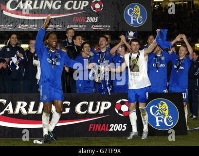 Calcio - Carling Cup - finale - Chelsea / Liverpool - Millennium Stadium. Didier Drogba (L) e Mateja Kezman con il trofeo Carling Cup davanti ai compagni di squadra dopo aver sconfitto Liverpool. Foto Stock