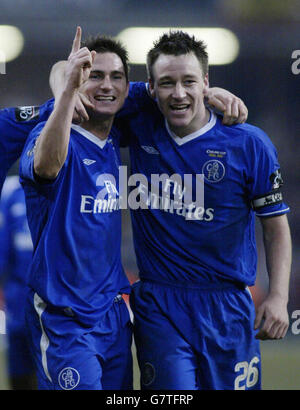 Frank Lampard di Chelsea e il capitano John Terry (a destra) celebrano la loro vittoria contro Liverpool. Foto Stock