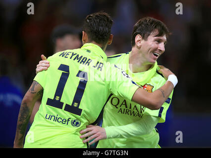 Calcio - UEFA Champions League - Quarter Final - prima tappa - Parigi Saint-Germain / Barcellona - Parc Des Princes. Neymar di Barcellona festeggia con Lionel messi (a destra) dopo aver segnato il primo goal del gioco Foto Stock