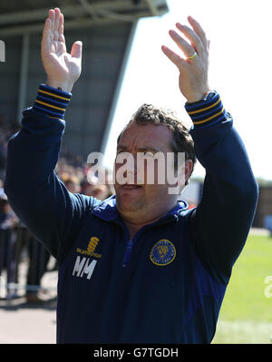 Micky Mellon, direttore di Shrewsbury Town, applaude i fan dopo la loro vittoria durante la partita Sky Bet League Two al Greenhaus Meadow di Shrewsbury. PREMERE ASSOCIAZIONE foto. Data immagine: Sabato 18 aprile 2015. Guarda la storia di calcio della PA Shrewsbury. Il credito fotografico dovrebbe essere: Lindsey Parnaby/PA Wire. Foto Stock