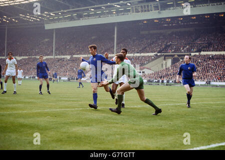 Il portiere del Manchester United Alex Stepney (secondo r) esce a raccogliere la palla mentre il compagno di squadra David Sadler (terzo l) tiene fuori Eusebio di Benfica (terzo r), guardato da Nobby Stiles di United (r) e Bill Foulkes (secondo l), e Jose Torres di Benfica (l) Foto Stock