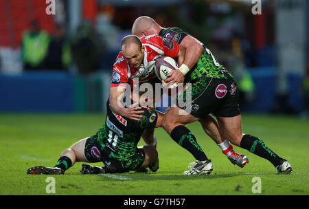 Charlie Sharples di Gloucester viene affrontata da Matt Jess e Jack Yeandle di Exeter durante la semifinale della European Rugby Challenge Cup al Kingsholm Stadium di Gloucester. Foto Stock