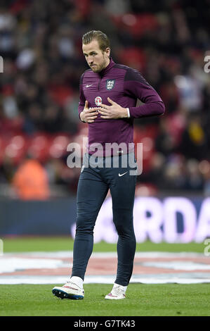 Harry Kane dell'Inghilterra si riscalda prima della partita durante la partita UEFA 2016 Qualifying, Group e al Wembley Stadium di Londra. Foto Stock