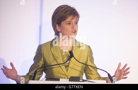 Il primo ministro Nicola Sturgeon partecipa a una conferenza della Federazione di polizia scozzese al Trump Turnberry Resort in Scozia. Foto Stock