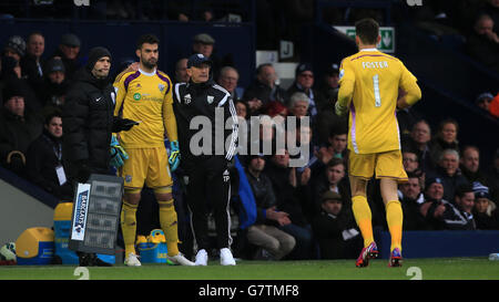 Il portiere di West Bromwich Albion Boaz Myhill sostituisce il portiere di West Bromwich Albion, ben Foster (a destra), ferito durante la partita della Barclays Premier League ai Hawthorns, West Bromwich. PREMERE ASSOCIAZIONE foto. Data immagine: Sabato 14 marzo 2015. Vedi PA Story SOCCER West Bromwich. Il credito fotografico dovrebbe essere: Nick Potts/PA Wire. Foto Stock