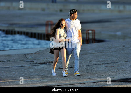 Coppia giovane camminando lungo la parete sul lago e sul Lago Michigan vicino a Chicago North Avenue Beach. Foto Stock