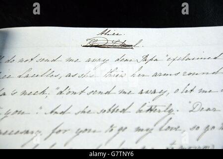 L'originale taccuino rosso in cui la Principessa (in seguito Regina) Victoria scrisse 'Alice' è esposto nella Biblioteca reale, Castello di Windsor, come le avventure di Alice Laselles, di Alexandrina Victoria, di 10 e 3/4 anni, sarà pubblicato l'8 giugno 2015 dalla Royal Collection Trust. Foto Stock