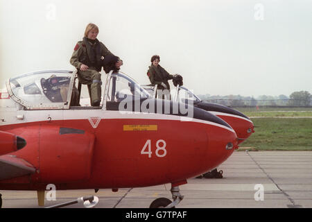 Le Lieutenanti di volo Sally Cox (l) e Julie Gibson (r), le due piloti della RAF, si rilassano dopo aver volato il loro jet solista oggi a RAF Linton-on-Duse, nello Yorkshire. Foto Stock