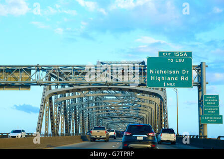 Horace Wilkinson Bridge nel fiume Mississippi a Baton Rouge della Louisiana USA Foto Stock