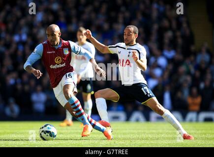 Fabian Delph di Aston Villa (a sinistra) si allontana da Andros Townsend di Tottenham Hotspur (a destra) durante la partita della Barclays Premier League a White Hart Lane, Londra. Foto Stock