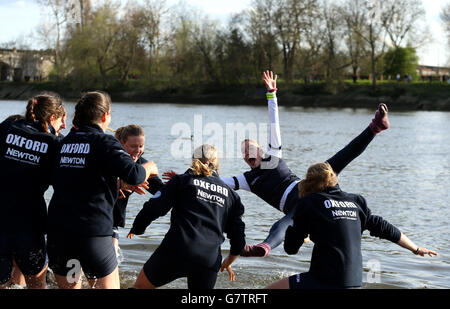 Canottaggio - 2015 Newton per donna Boat Race - Oxford v Cambridge - Fiume Tamigi Foto Stock