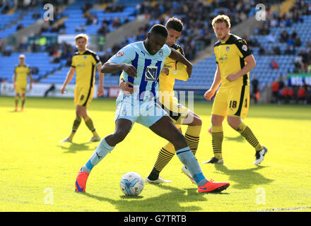 Frank Nouble di Coventry City (a sinistra) e Matthew Briggs di Colchester United combattono per la palla. Foto Stock