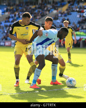 Frank Nouble (centro) di Coventry City affronta la palla contro Jacob Murphy (a sinistra) e Matthew Briggs (a destra) di Colchester United. Foto Stock