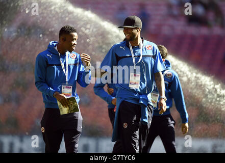 (Da sinistra a destra) Reading's Nathaniel Chalobah e Zat Knight in campo prima della partita della fa Cup semi-finale al Wembley Stadium, Londra. PREMERE ASSOCIAZIONE foto. Data immagine: Sabato 18 aprile 2015. Vedi PA storia CALCIO lettura. Il credito fotografico dovrebbe essere: Andrew Matthews/PA Wire. Foto Stock